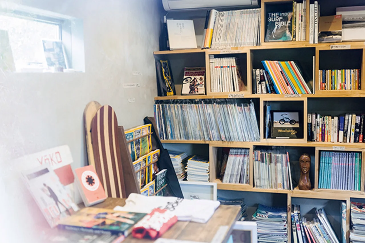 店内にはカルチャー誌やサーフィン誌のバックナンバー、文庫本、貴重な海外のファッション写真集などが並ぶ