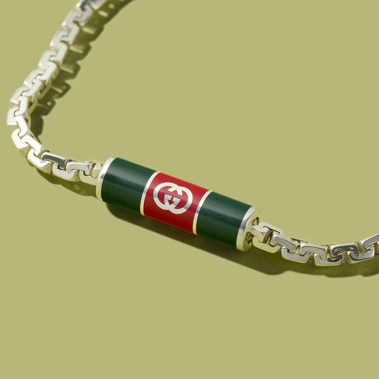 センターにシリンダーシェイプの「ウェブ ストライプ」エナメル ディテール