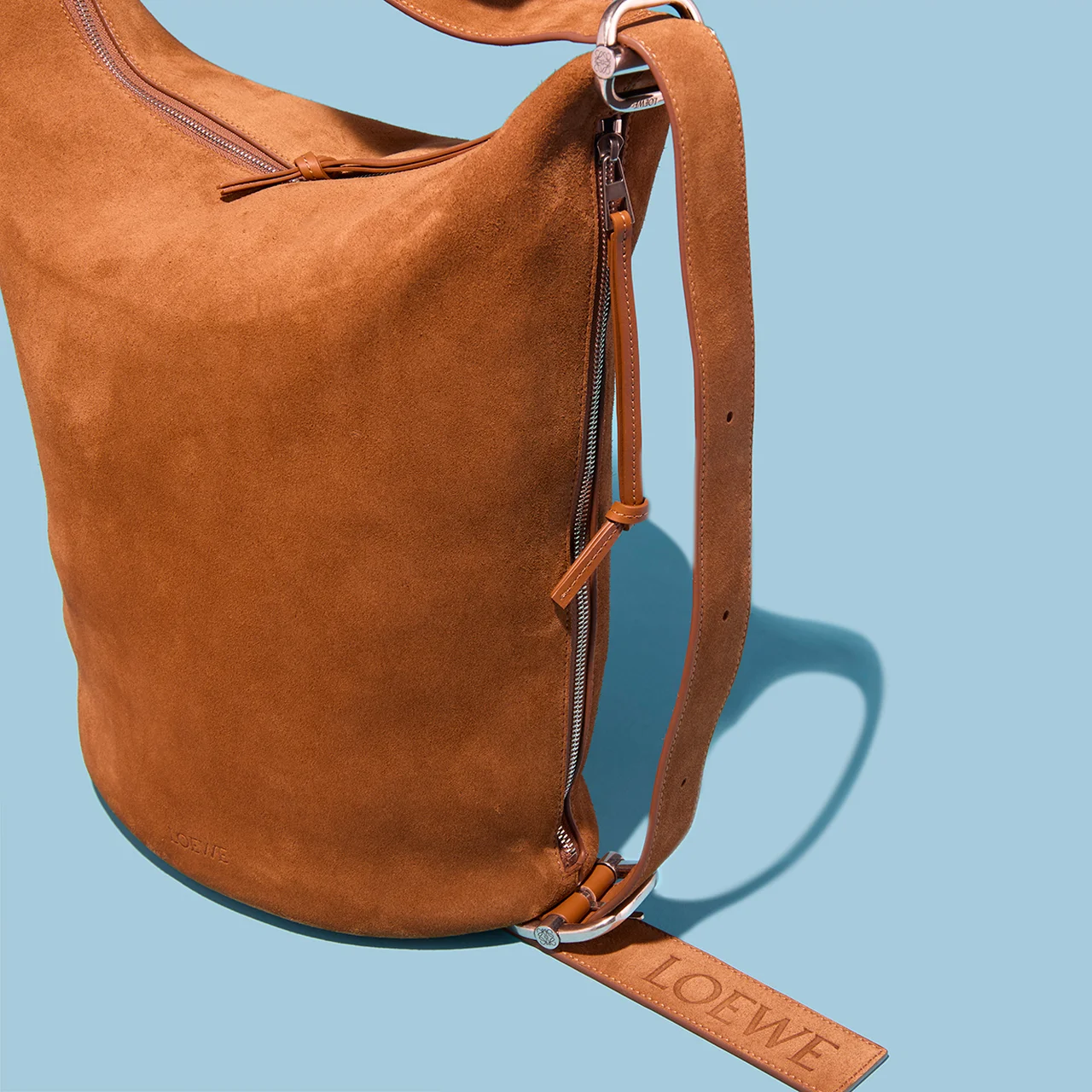 40代メンズにおすすめのロエベのショルダーバッグはストラップの端にLOEWEロゴのデボス加工が