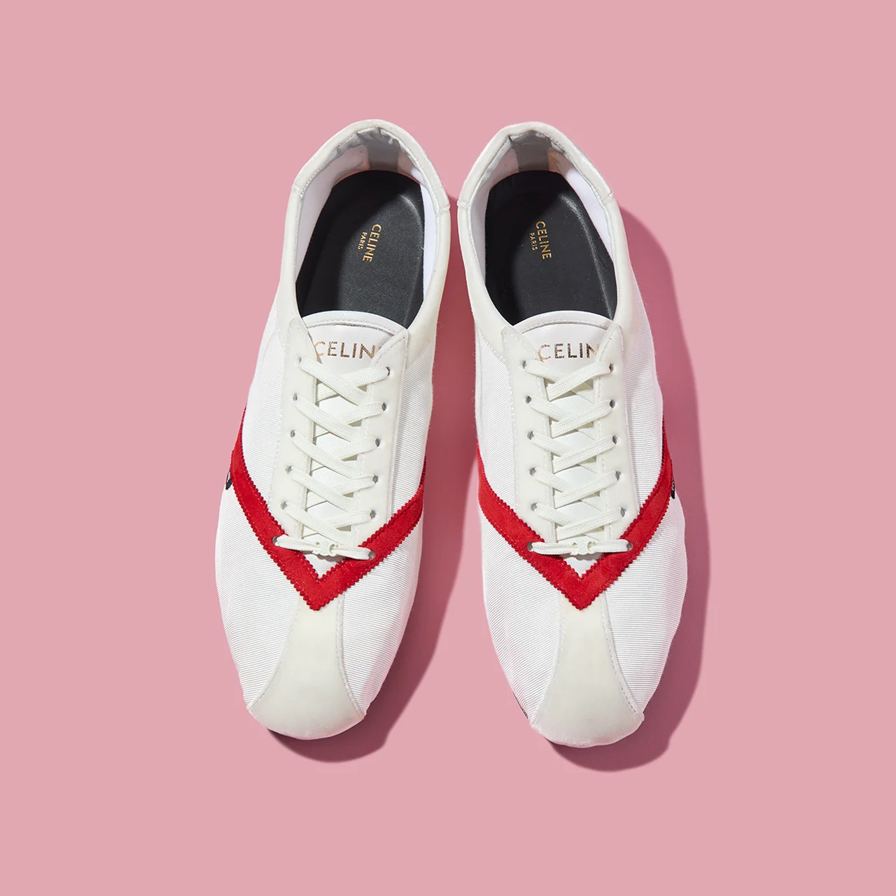 アッパーのスエードテープがアクセントの薄底スニーカー