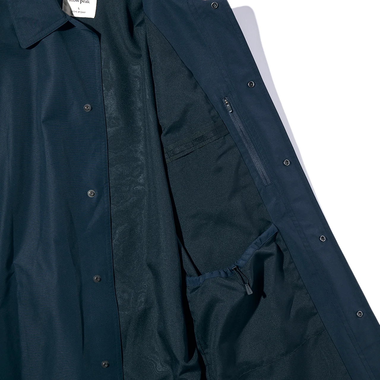 内側に書類も収納できる大きめのポケットやカラビナを掛けられるループなど実用的なディテールが充実