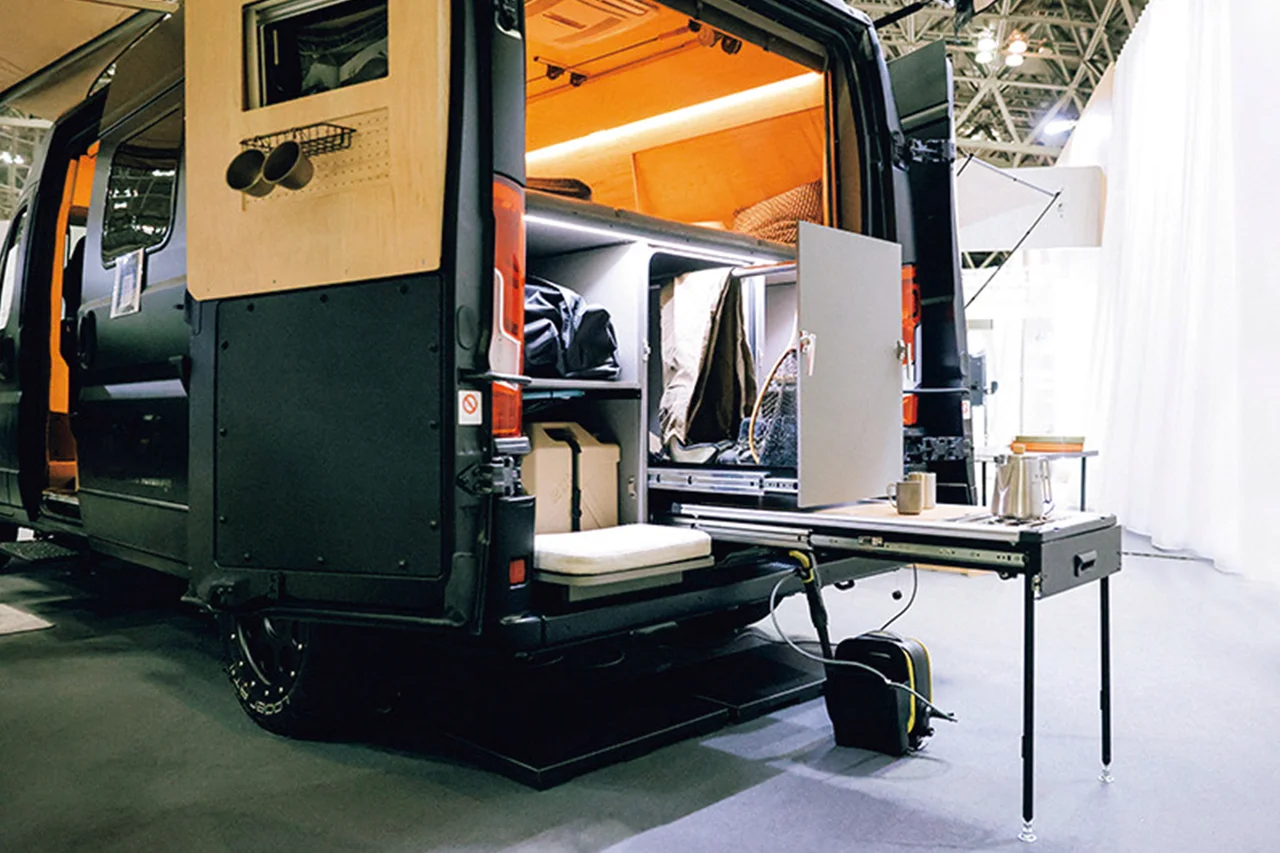 トランクを大容量収納＆腰掛け空間に