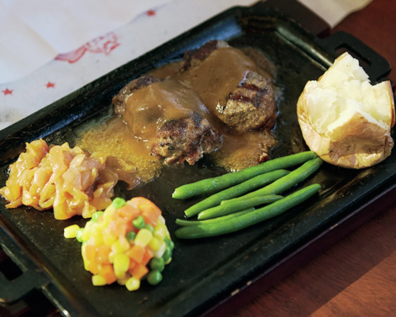 熱々の鉄板にのったオリジナルハンバーグ