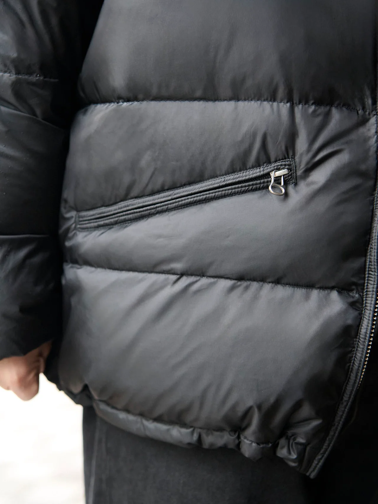 ポケットはカーディガンのように上から手を入れられるデザイン