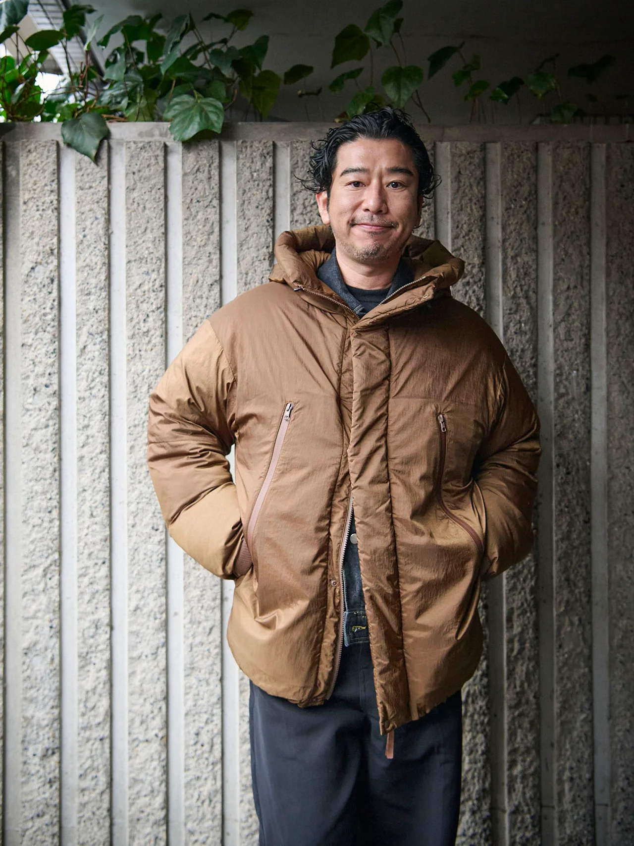 フロントはファスナーとドットボタンの仕様