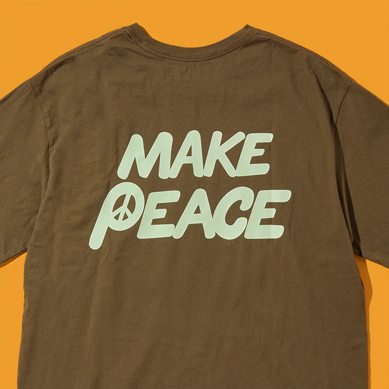 背面にはMAKE PEACEというストレートなメッセージが描かれています