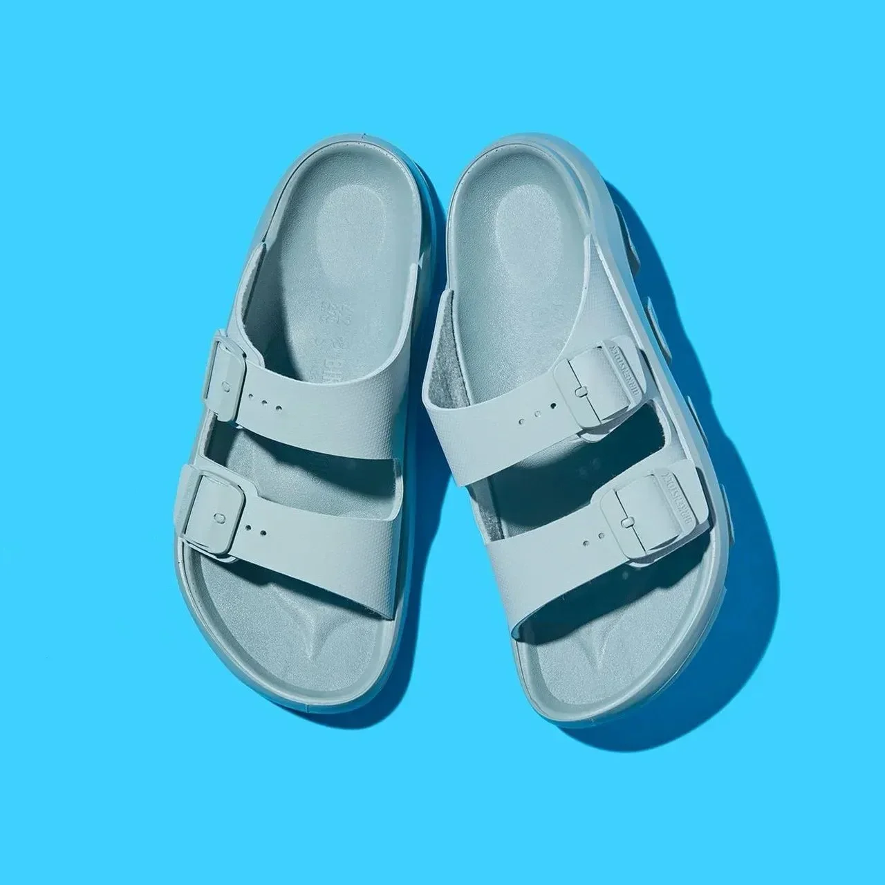 【大人のサンダル】2026年夏に買うべき10選。ビルケンシュトックのコラボ＆別注、モンベルの名品、ウーフォスやサロモンのリカバリーサンダルも①