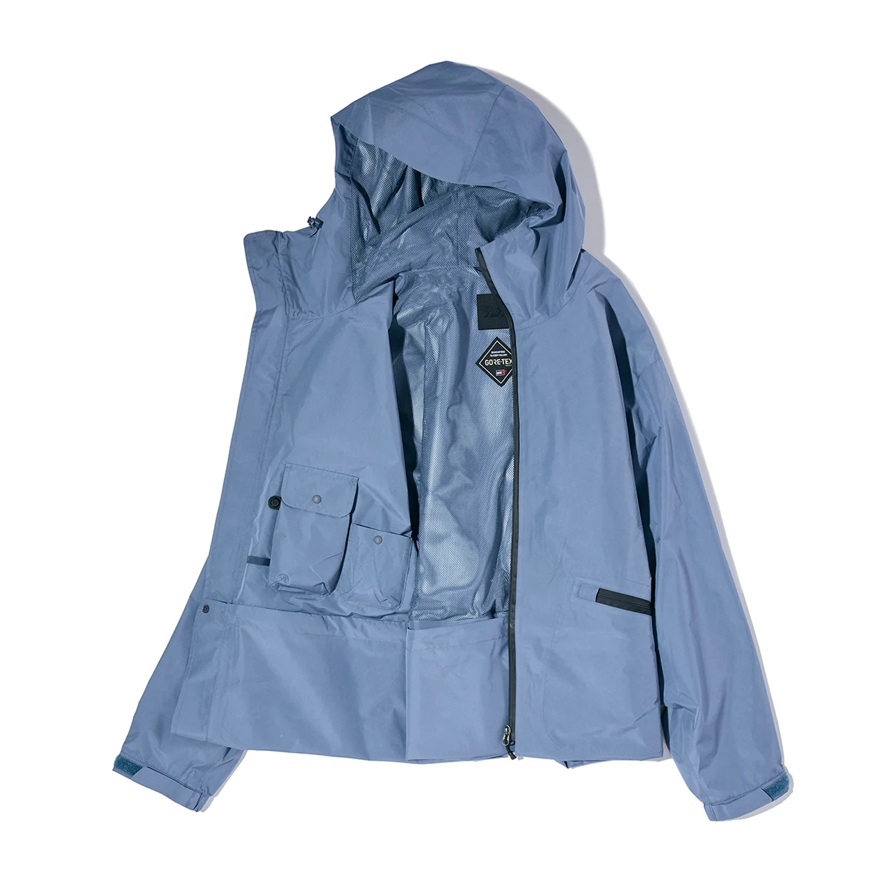 さまざまな収納ポケットを配置。裾をドットボタンで内側に留めることで着丈が変えられる