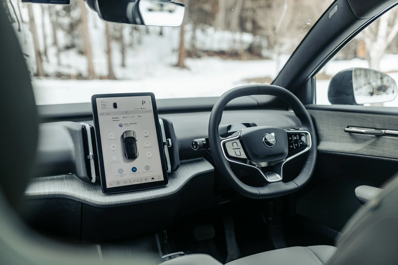 12.3インチの縦長のタッチスクリーンを中心にした、シンプルで機能的なインテリア