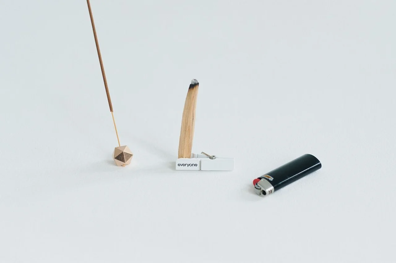 （右）everyone「マルチユースクリップ」／（左）NAGAE+「poly incense holder」