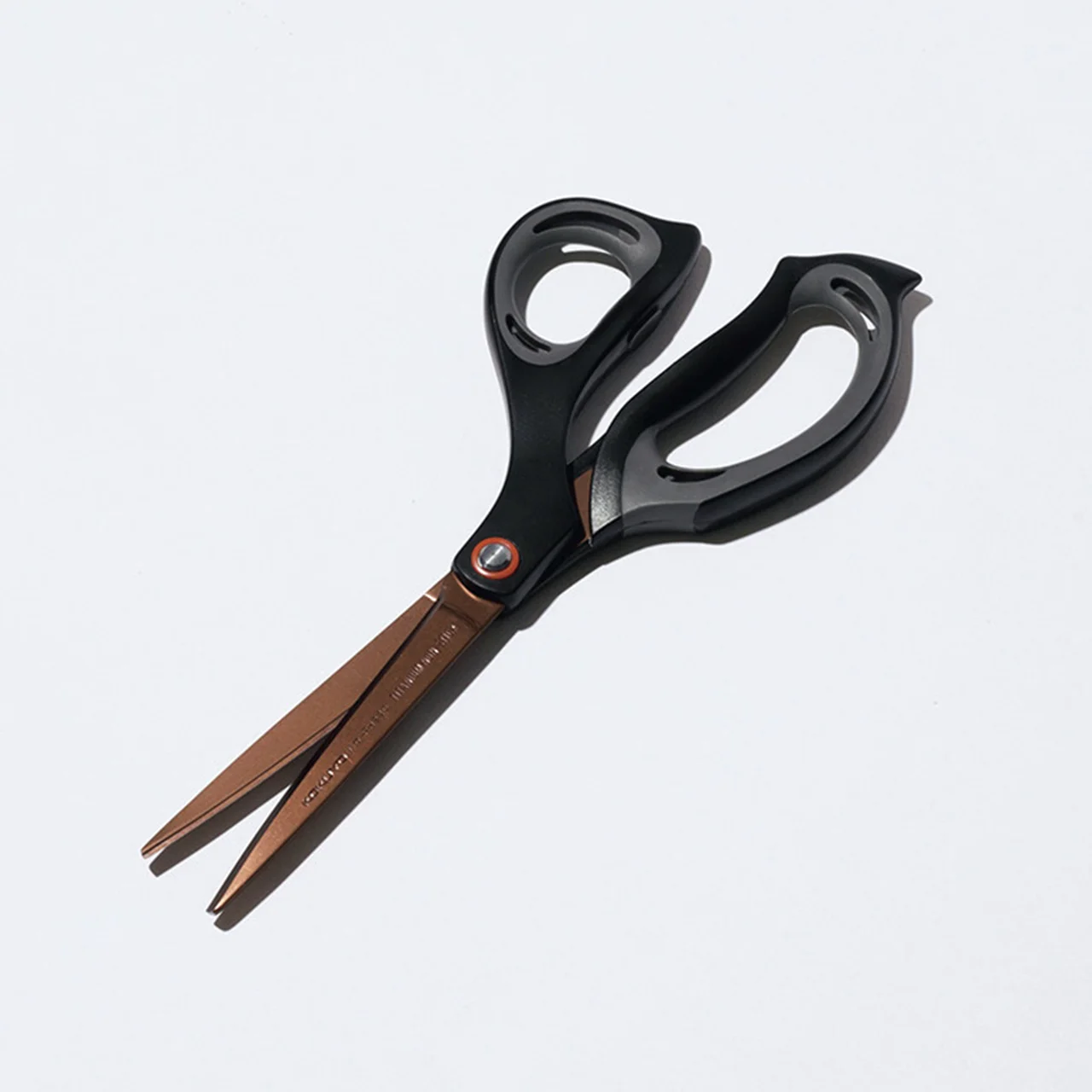 コクヨのハサミ「エアロフィット・スペリオ（チタン・グルーレス刃）」