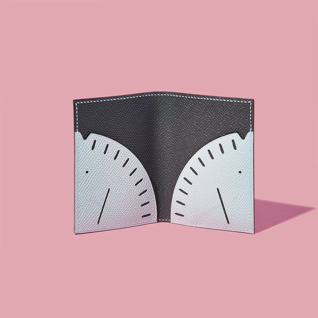 内側に一対の馬のモチーフが現れる