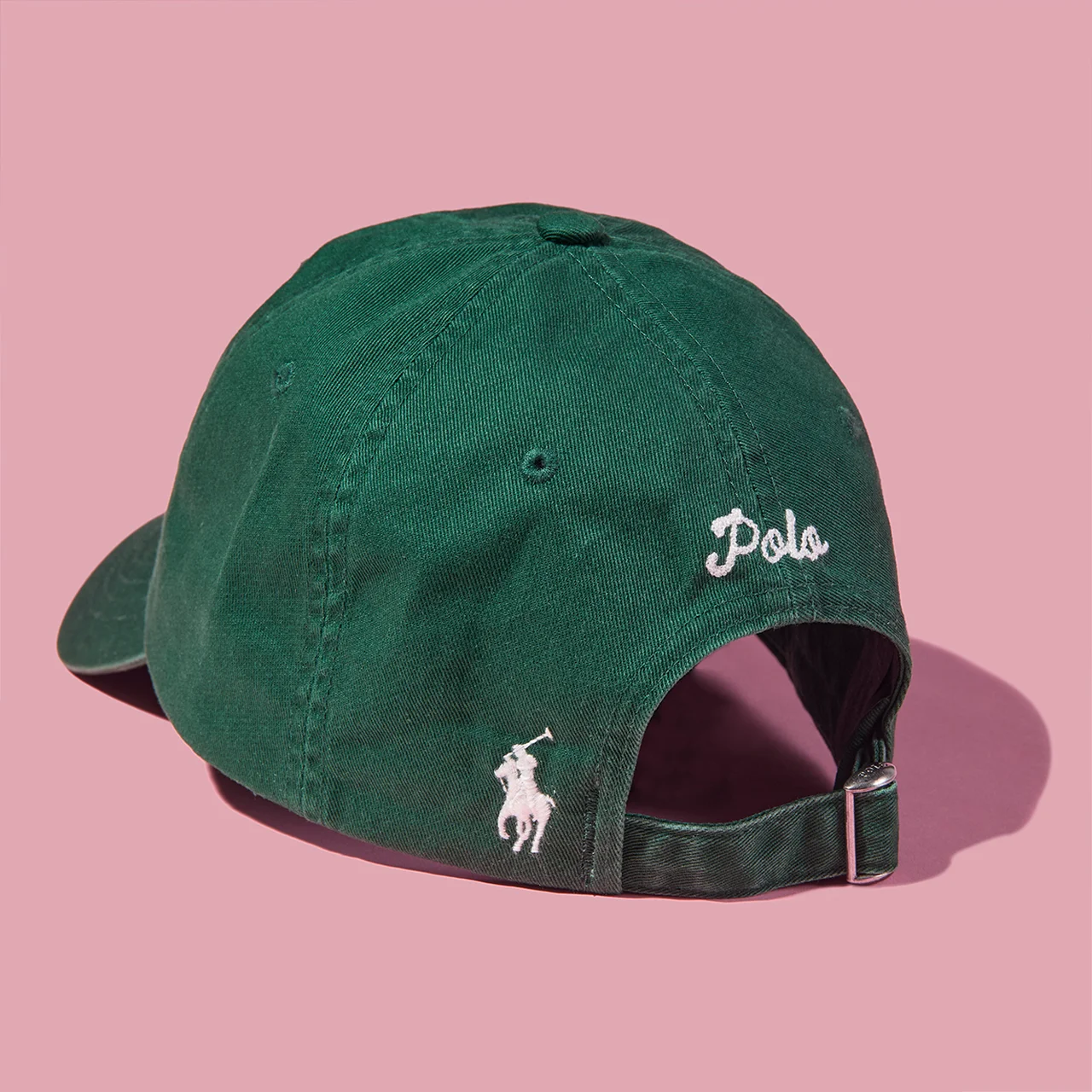 Poloのシグネチャーの文字が前後にチェーンステッチで、背面にはポロ ポニーの刺繍も施されアクセントに
