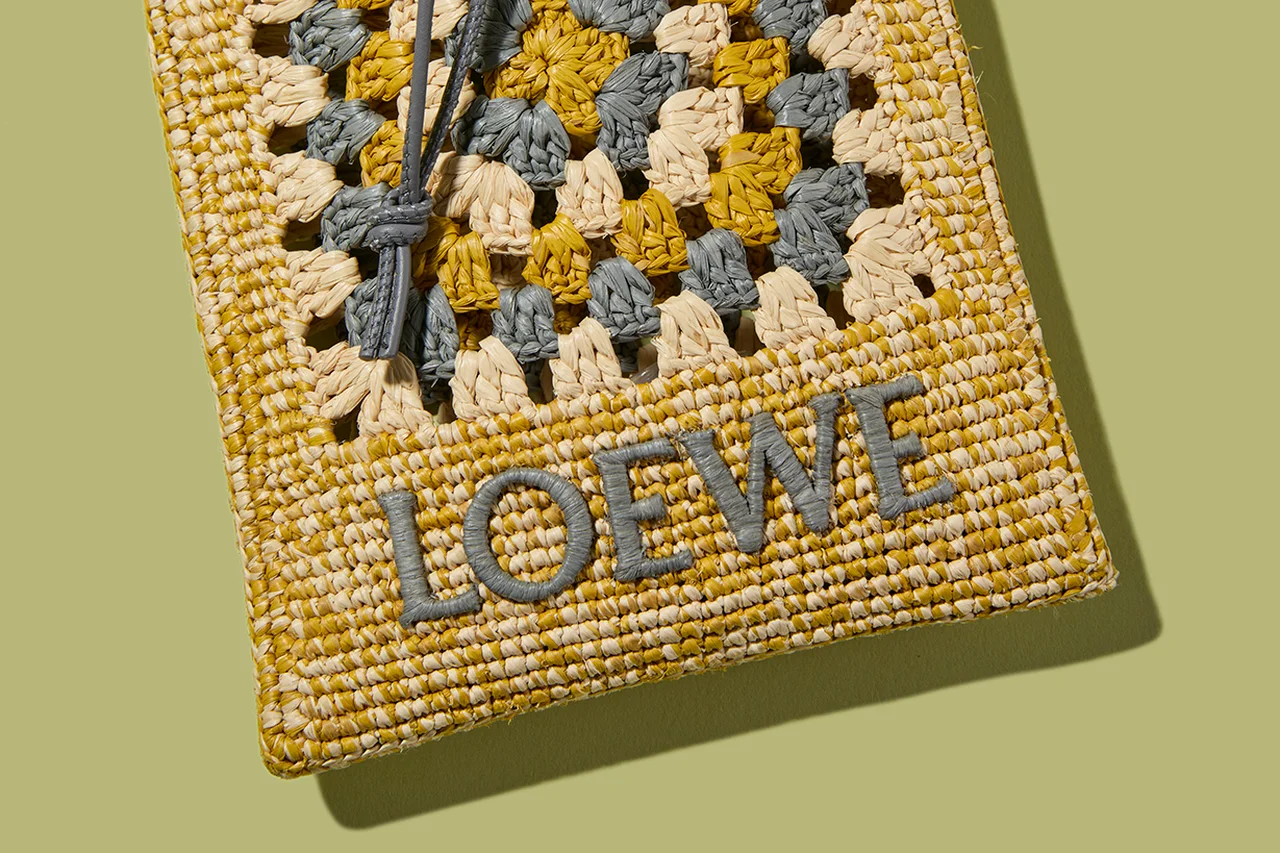 【ロエベ】春の装いを格上げするメンズ小物5選。「スナ・フジタ」のコラボ財布、「ペブル」のメッセンジャーバッグ、モックトゥシューズに注目