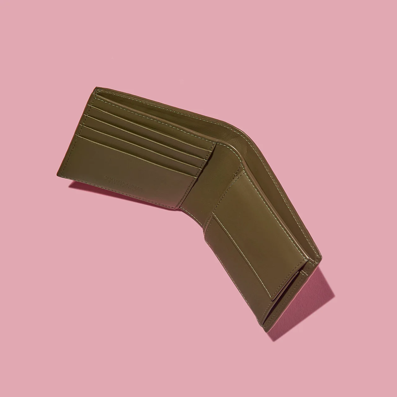 クロコダイル”と名づけられたオリーブグリーン系カラー