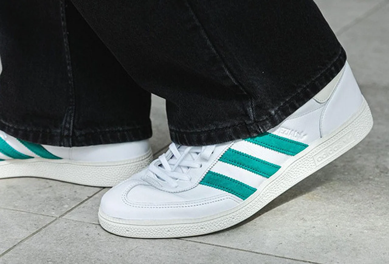 【差がつく大人のアディダス】春は白スニーの画像_1