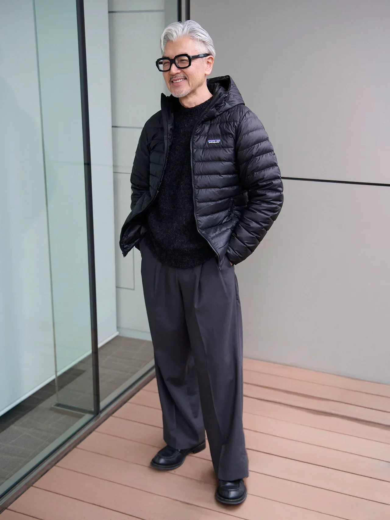 【パタゴニア】おしゃれな大人の愛用ダウン「着こなしの正解」30｜街では革靴を合わせて上品に。薄手であたたかい名品「ダウン・セーター」【Patagonia】①