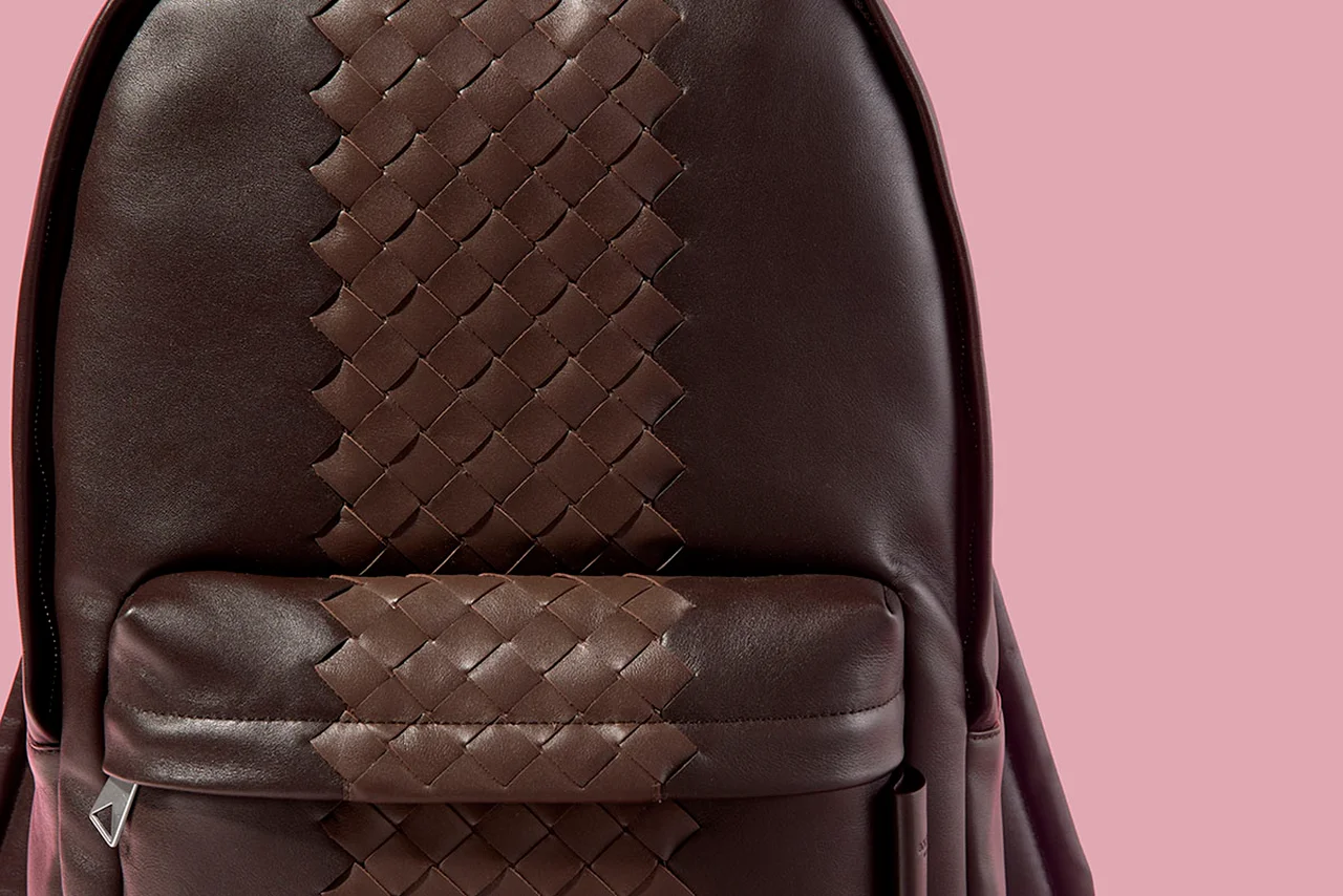 40代男性におすすめのボッテガ・ヴェネタの小物5選。コンビネーションバックパック、ファスナースタイルのトート、新解釈のイントレチャートアイテムを厳選