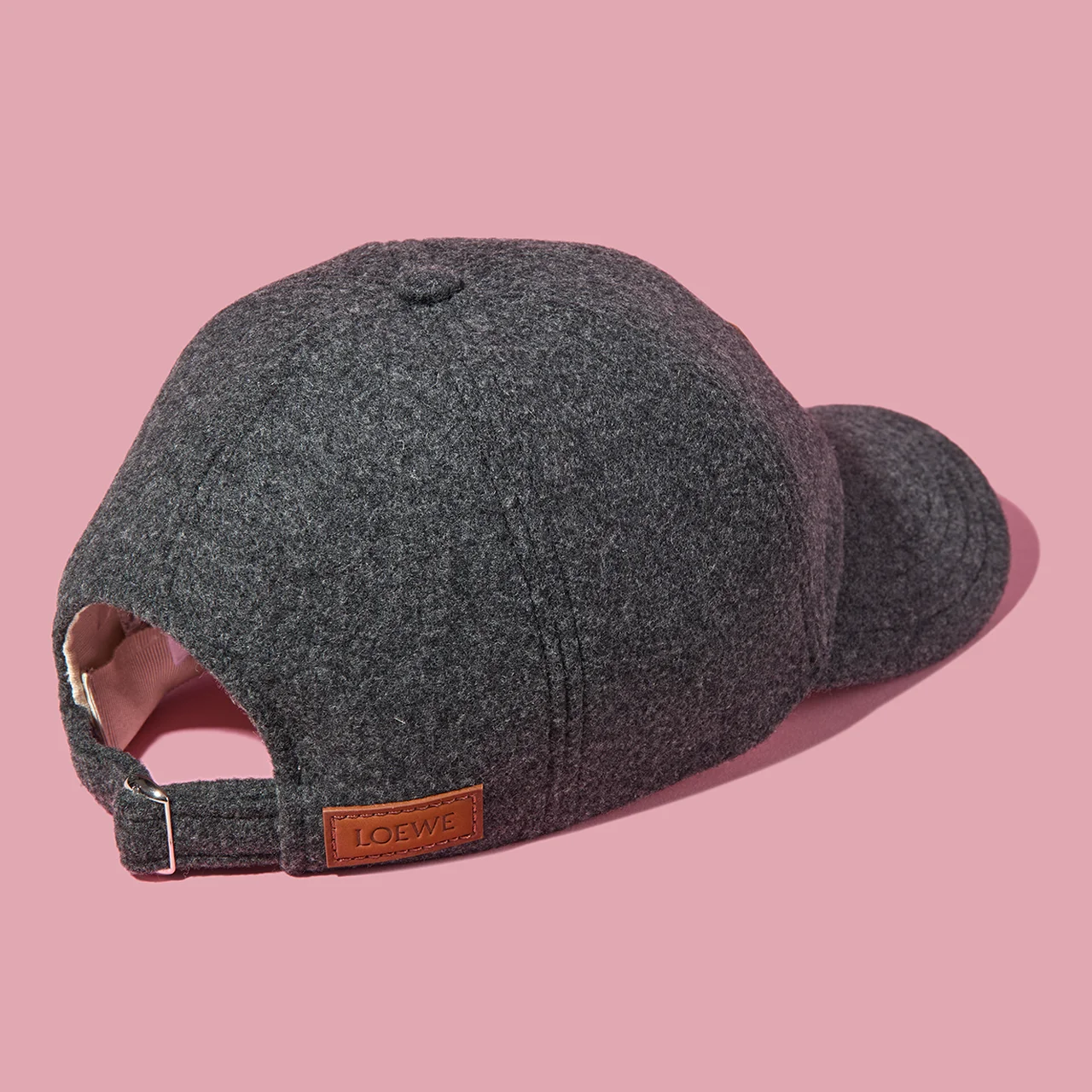 メタルスライダーのストラップでフィット感が調整できる仕様