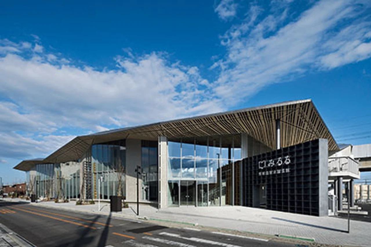 栃木の那須塩原市図書館（みるる）はJR黒磯駅に隣接し、那須塩原市を象徴する文化施設