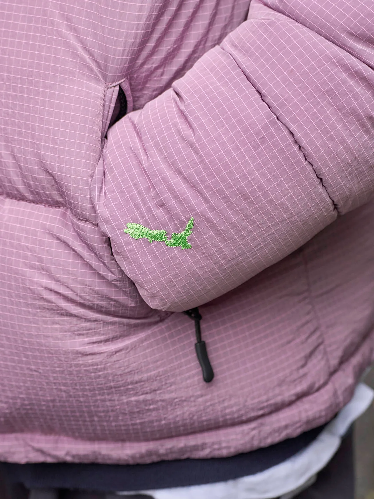 袖口にニュージーランドの形をモチーフにした刺繍