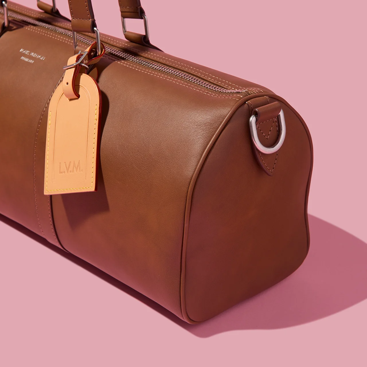 フロントは｢キーポル｣、サイドは｢スピーディ｣と代表的バッグを思わせるシルエットが印象的