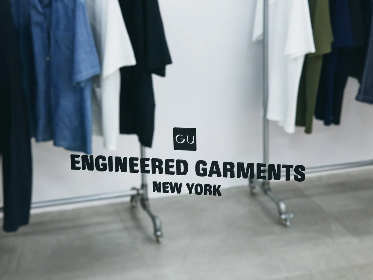 「ジーユー×エンジニアド ガーメンツ」ロゴ