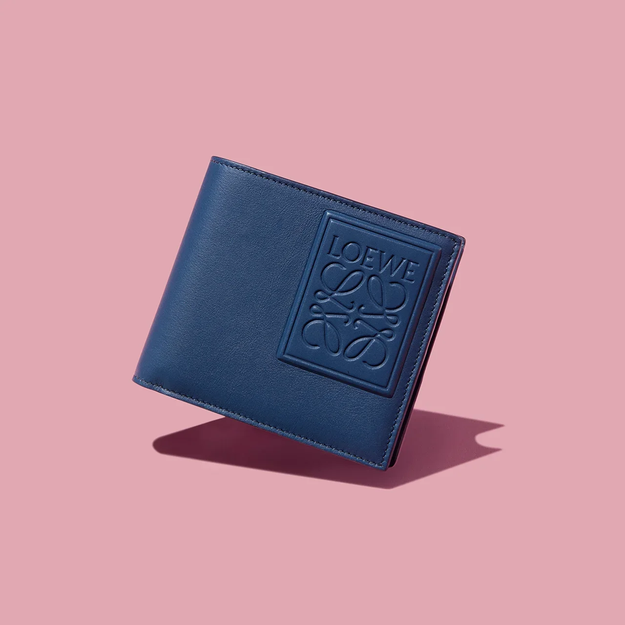 【販売先決定】LOEWE ロエベ二つ折り財布 本革 定価約10万円 ロエベ新作財布】手ぶら派必携のミニ財布から人気の二つ折りまで