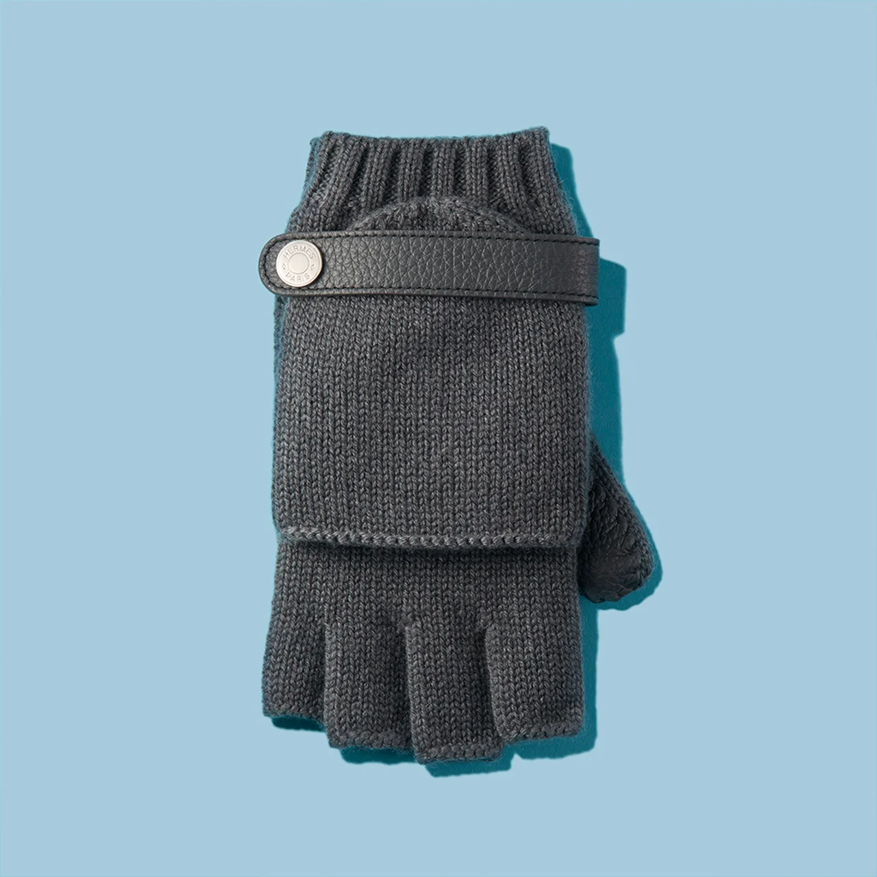 カバーを開けると指なし手袋になる2WAY仕様