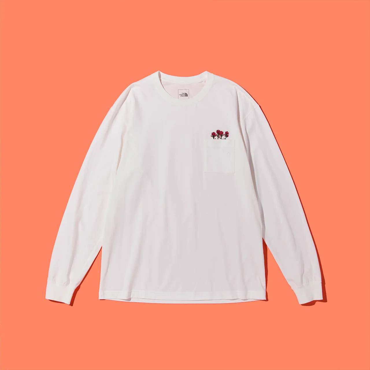 ポケットからのぞく花の刺繍がポイントのロングスリーブTシャツ