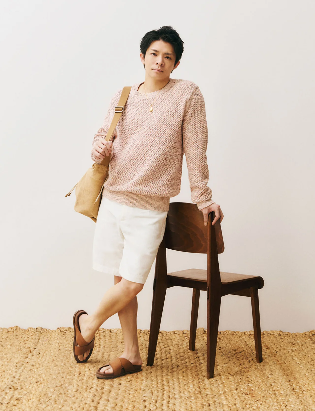 岸 優太さんが着こなすミックスヤーンのピンクニットを主役に据えたコーディネート