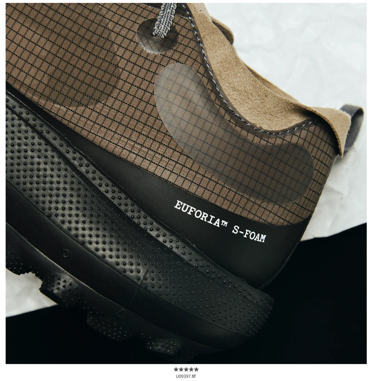 ミッドソールは長距離のランでも安定したクッション性を提供する独自開発のEUFORIA™ S-FOAM(ユーフォリア エスフォーム)を採用