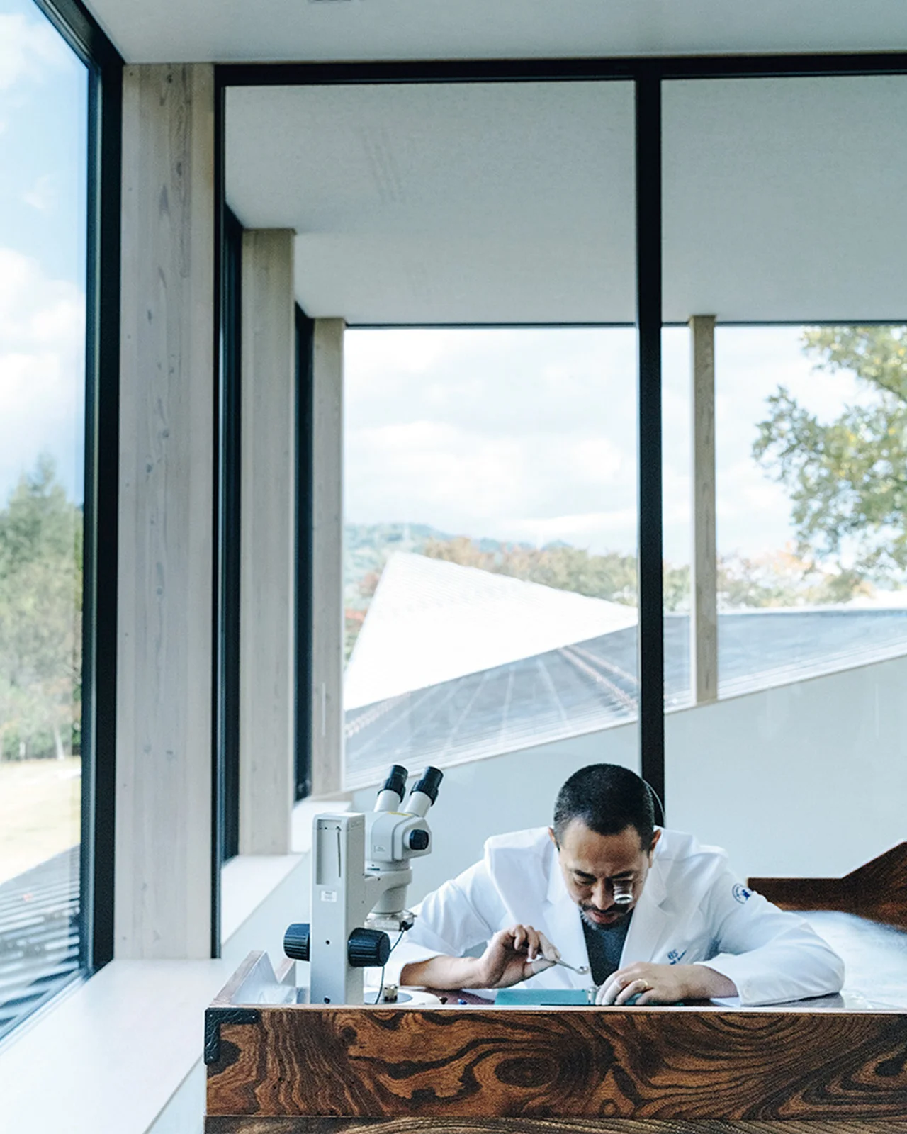 時計師気分を楽しむ小林さん