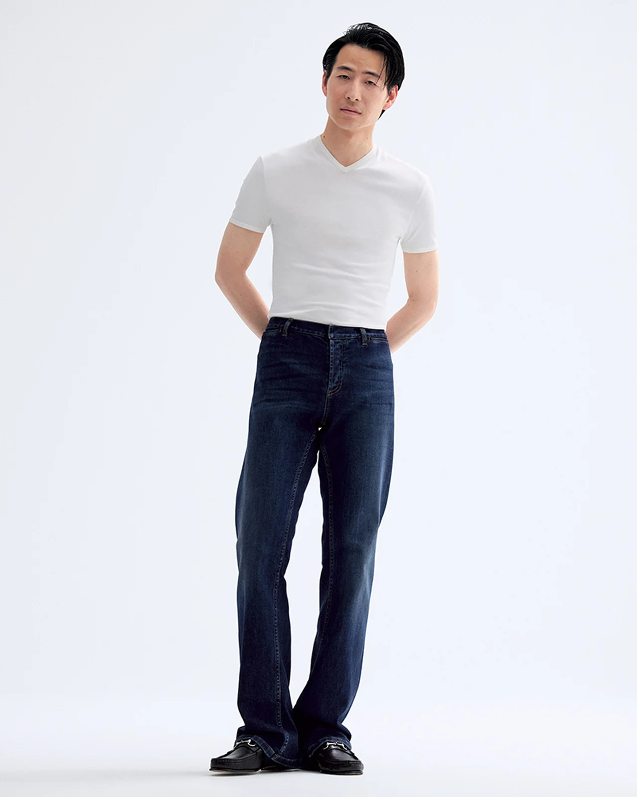 グッチのTシャツ、ジーンズ、シューズ