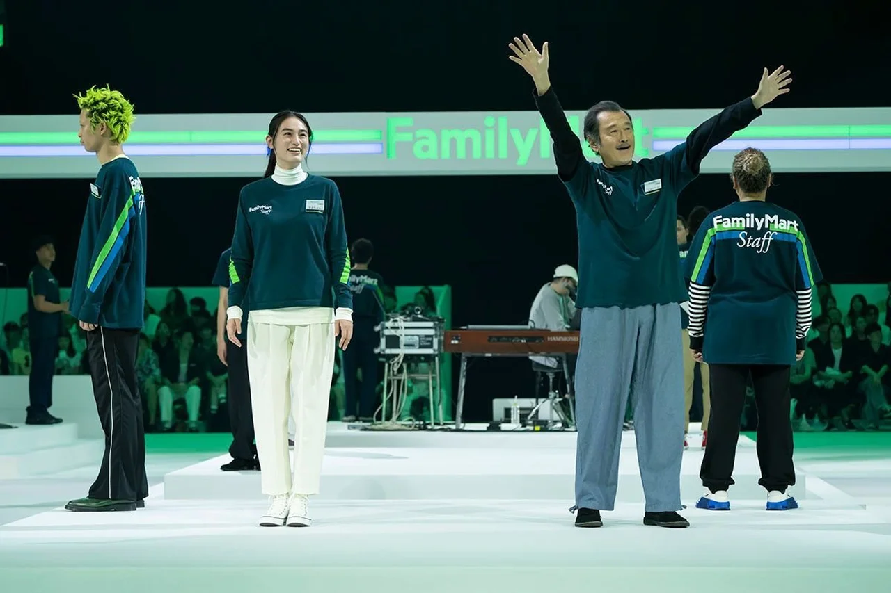 ファミリーマートの新ユニフォームを着る俳優の吉田鋼太郎、八木莉可子