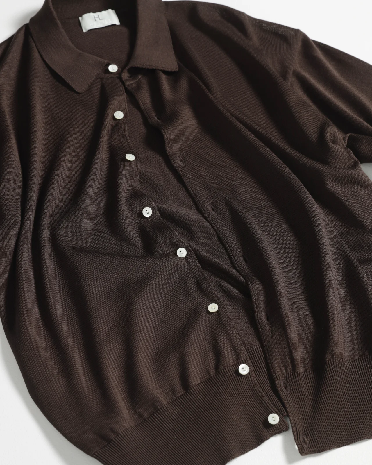 HERILLのシルクニットポロシャツ 全体