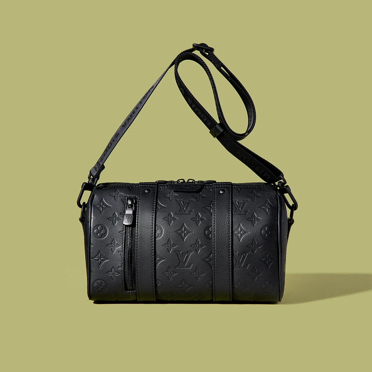 オールブラックのモノグラム･シャドウ レザーの「シティ キーポル」