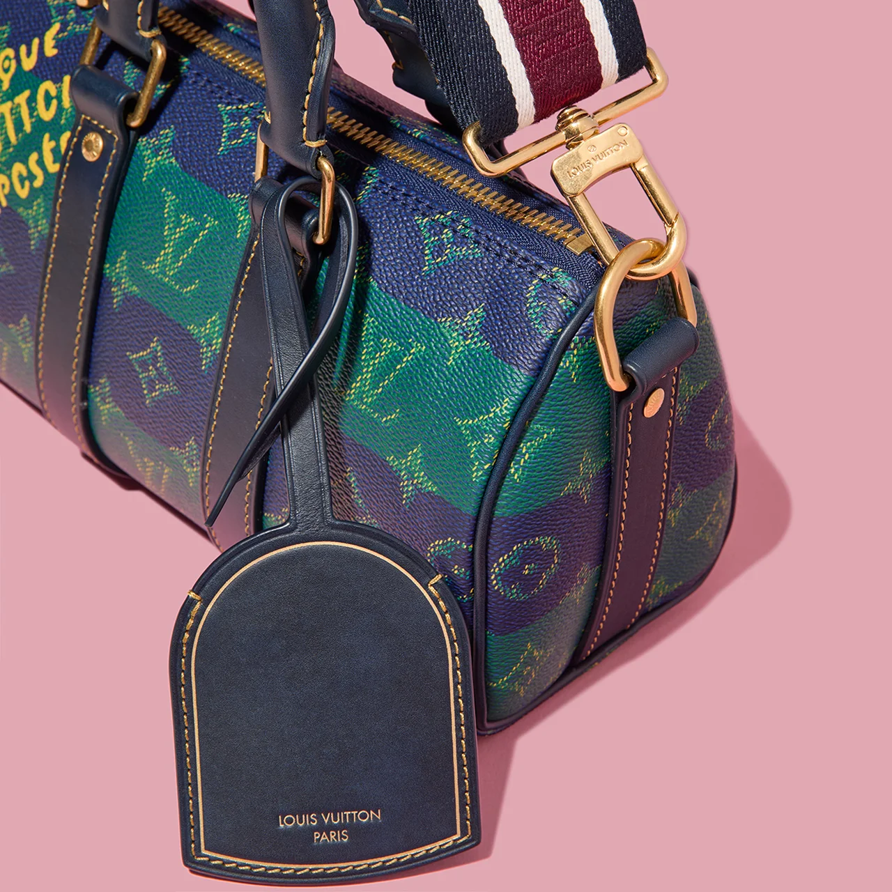 ステッチワークが際立つネームタグ