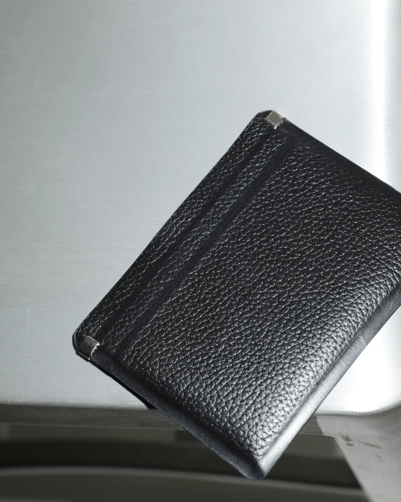 Hender Schemeのレザーポーチ「welder case small」 裏