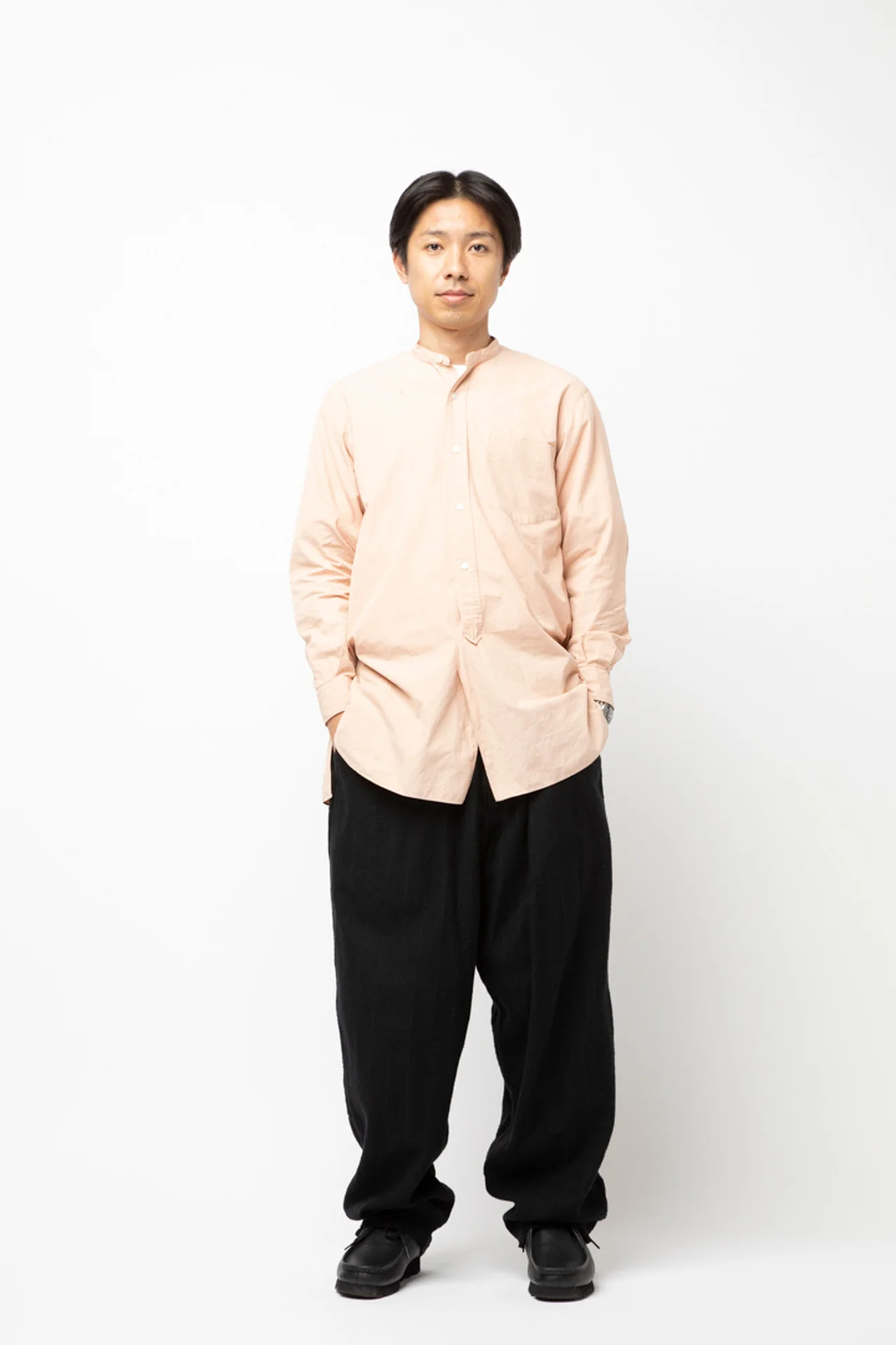 淡いカラーのシャツが主役のリラックススタの画像_1