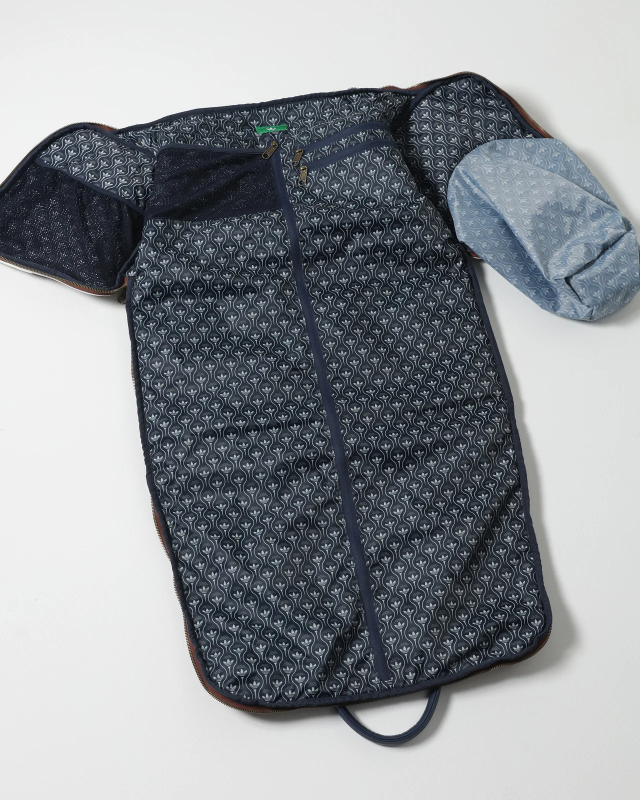 adidas golfのボストンバッグ 展開