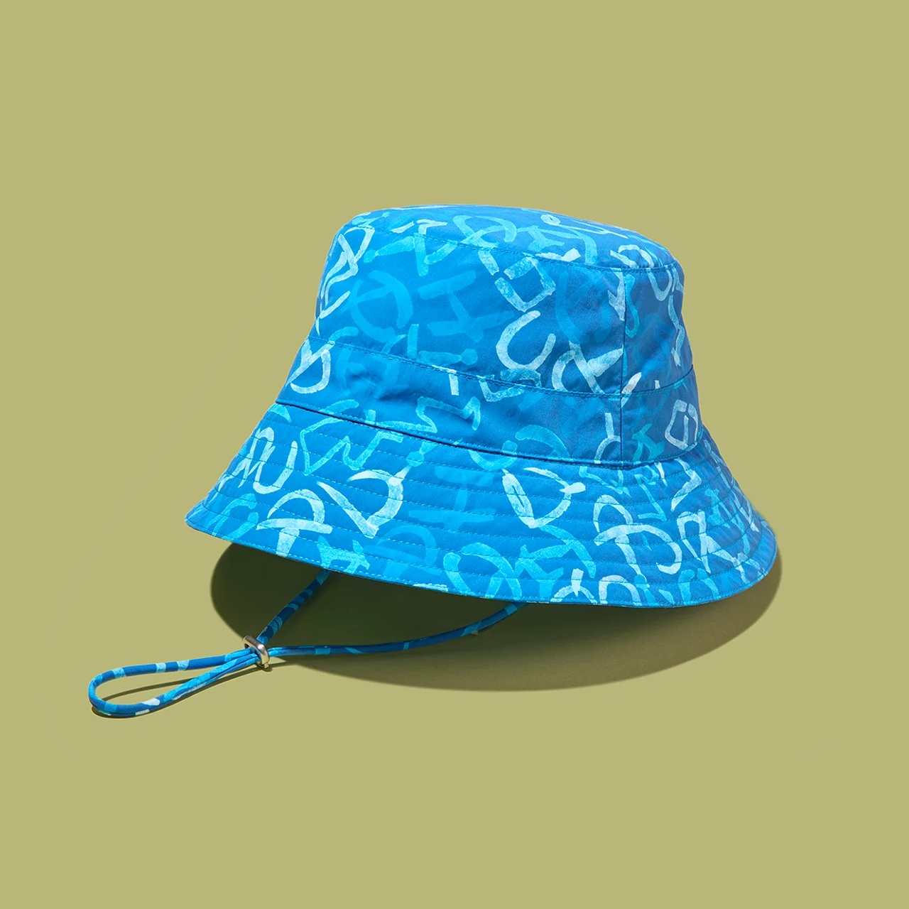 美しい海の水面を思わせるブルーのバケットハット《マイロ》