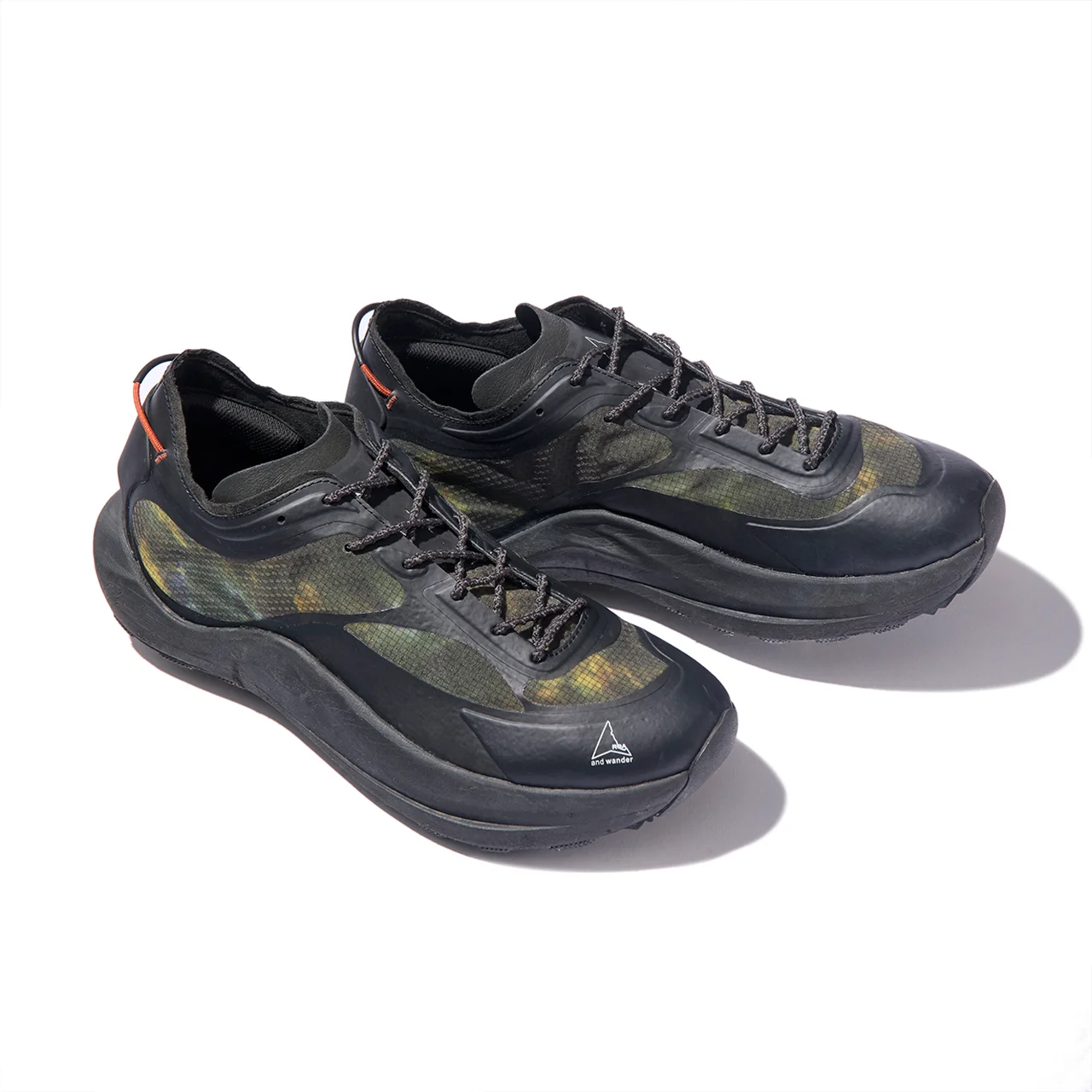 ロアとアンドワンダーのコラボスニーカー「セラ カモフラージュ」