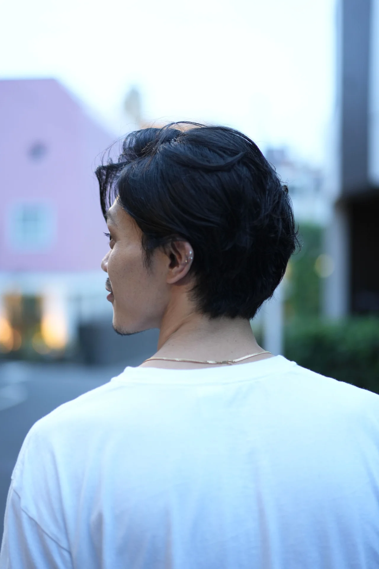メンズヘア 大人のムードを引き立てるアップバングの左サイド