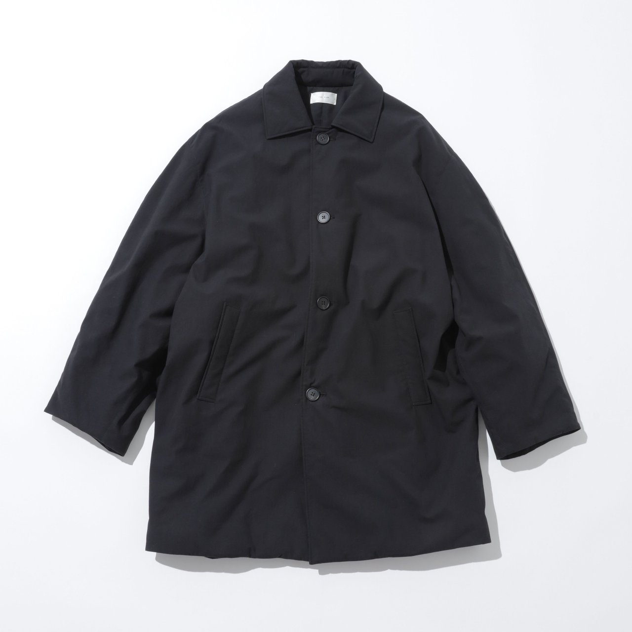 コート￥457,600／ザ・ロウ（ザ・ロウ・ジャパン）
