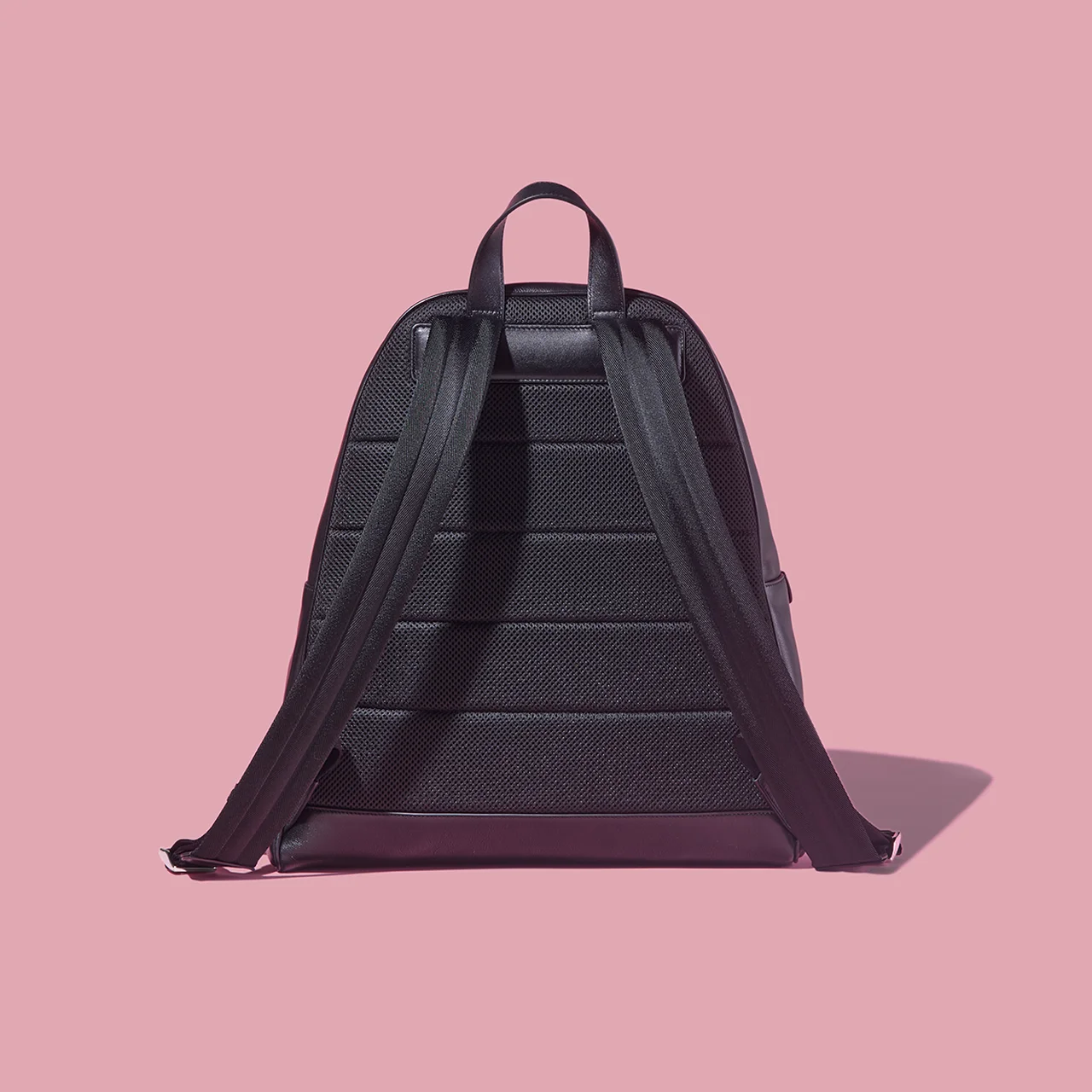 パッド入りショルダーストラップ＆背面のメッシュ構造で背負いやすい