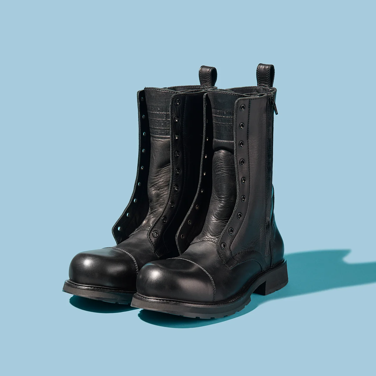 ラウンドトゥスタイルのレースアップブーツ「トラック」