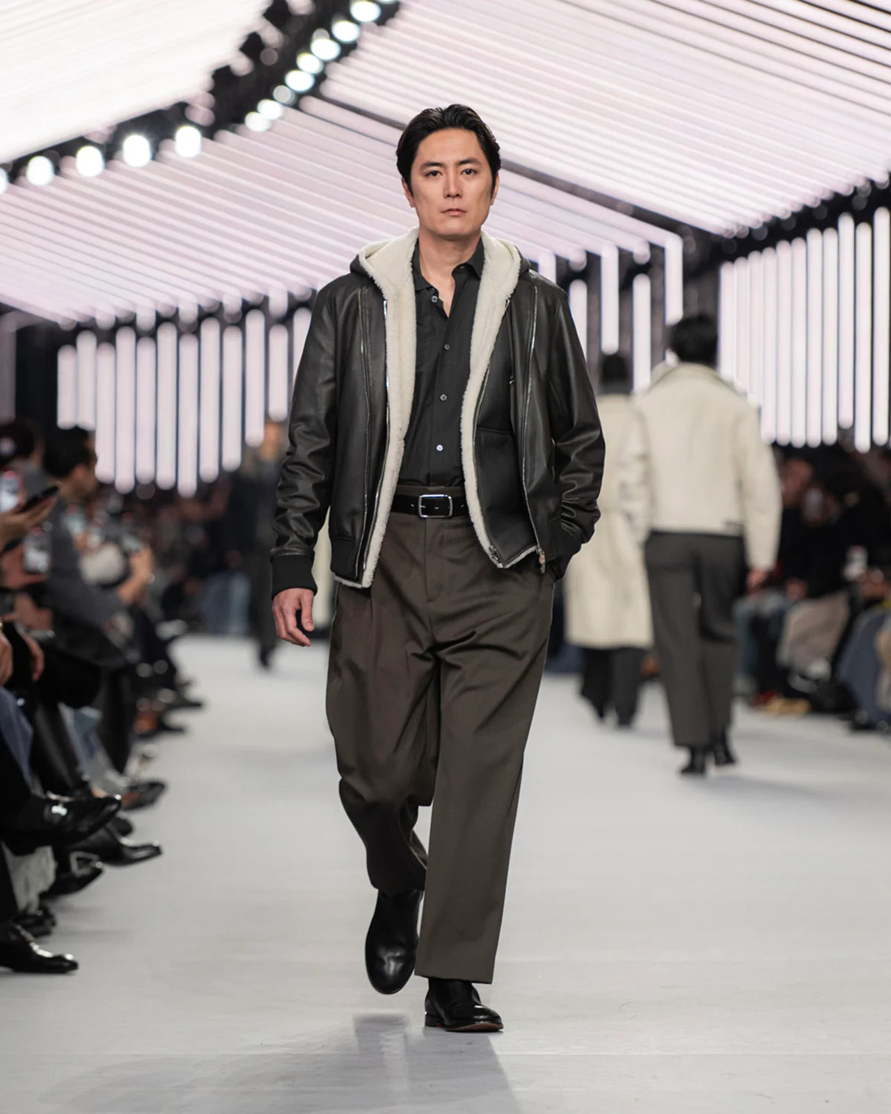 エルメスのショーに登場した俳優の間宮祥太朗