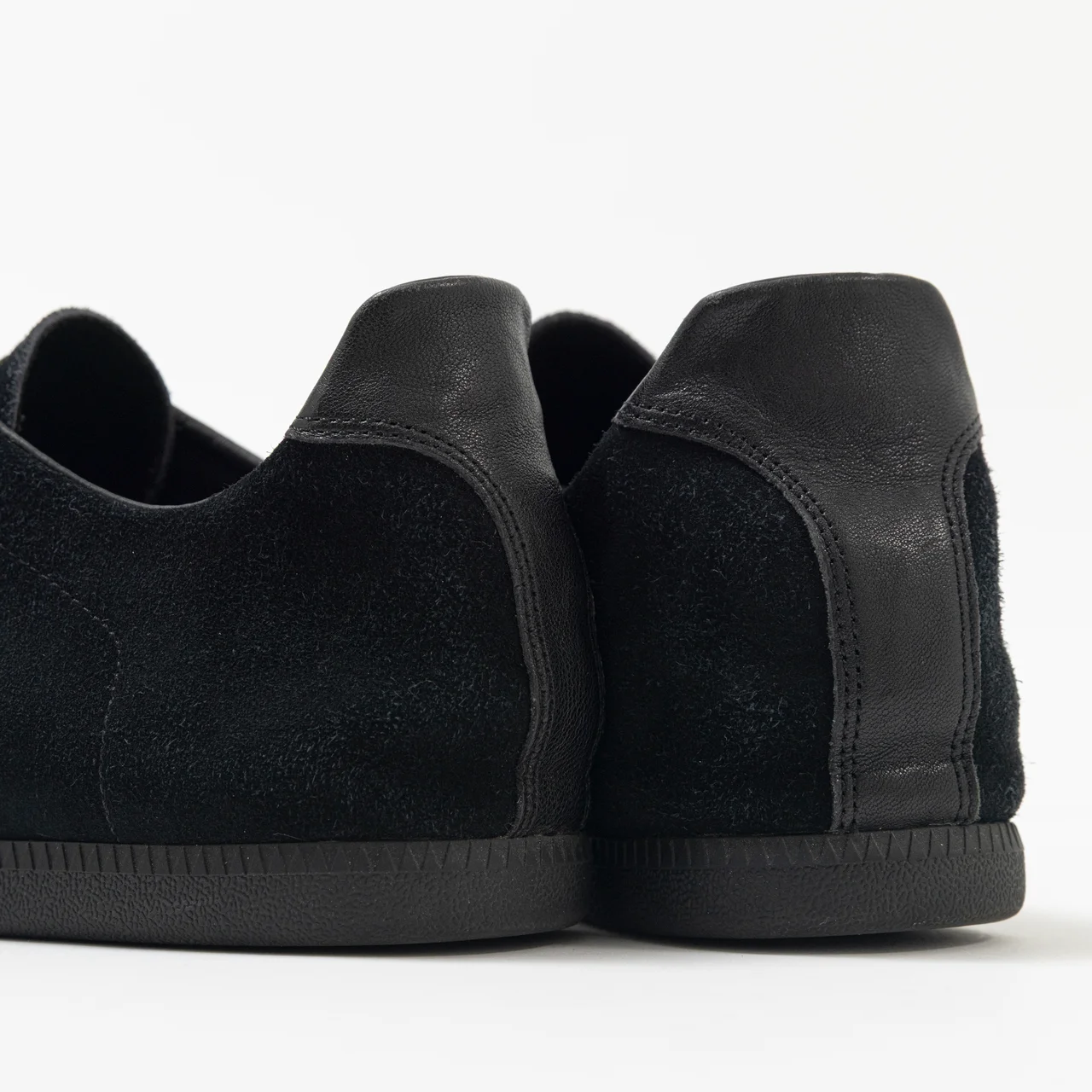 エディター私物 PANEの黒スニーカー