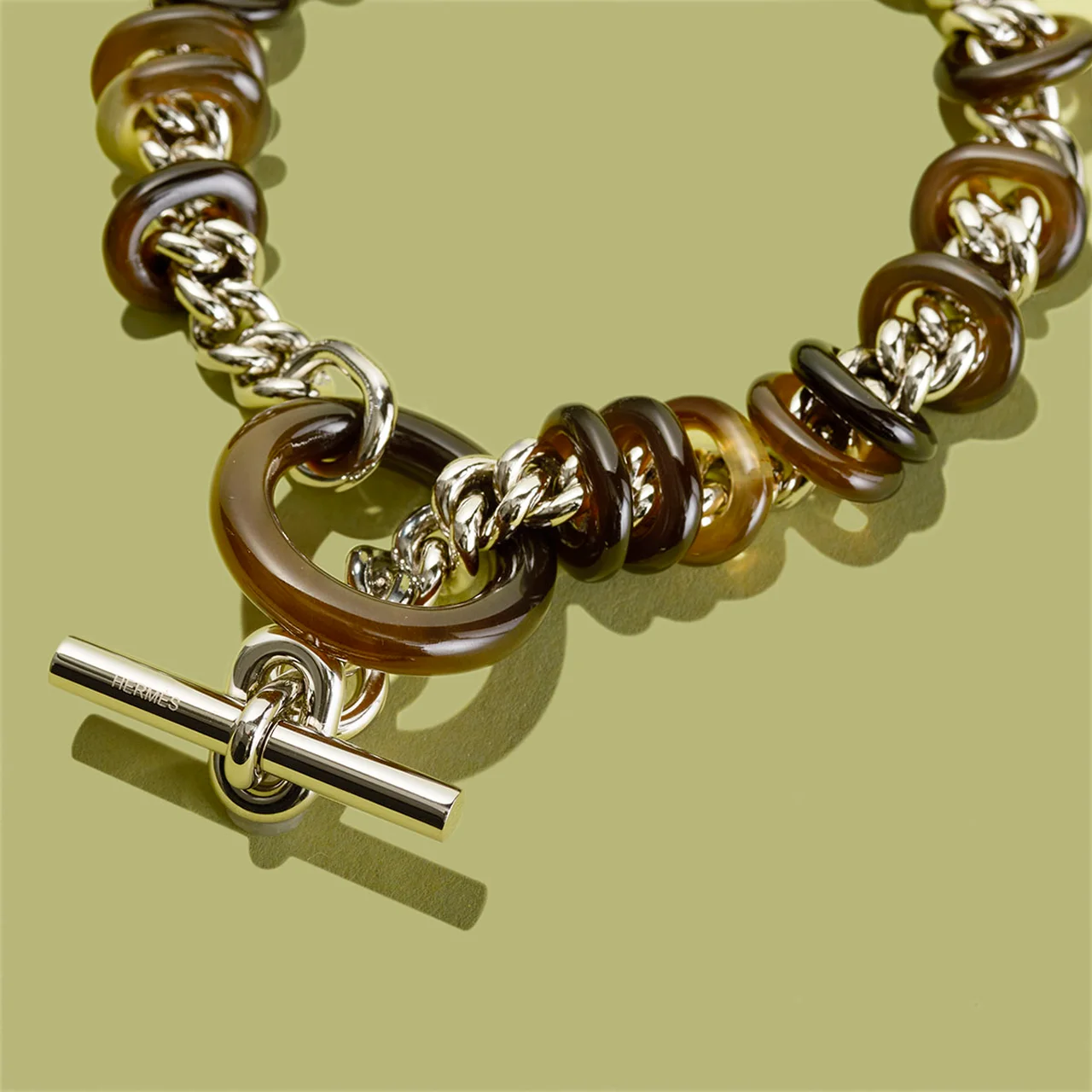 《グレナン》クラスプもホーンとメタルのコンビネーションで、フレッシュな表情に